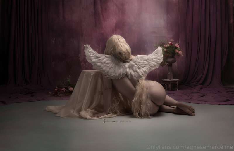 👼🏻🍑