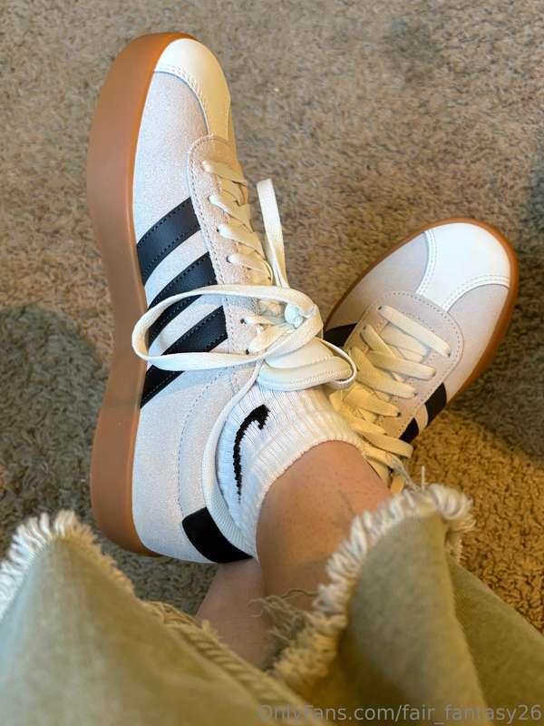 Feet!!👣 2 short videos and picture! ❤️ (no shoes and socks)