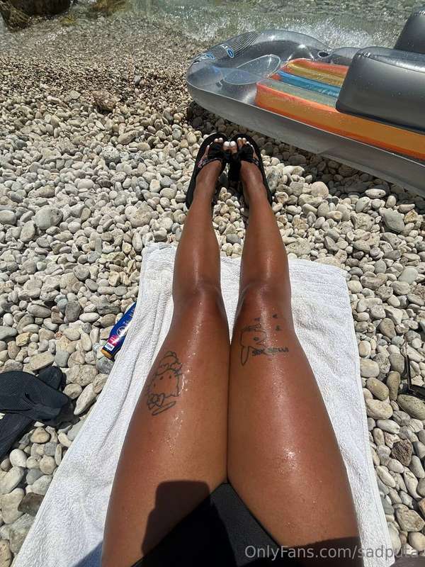 Beach day! Wanna rub sunscreen on my legs? 😉