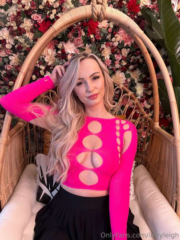 love taking sexy pics for you 😜