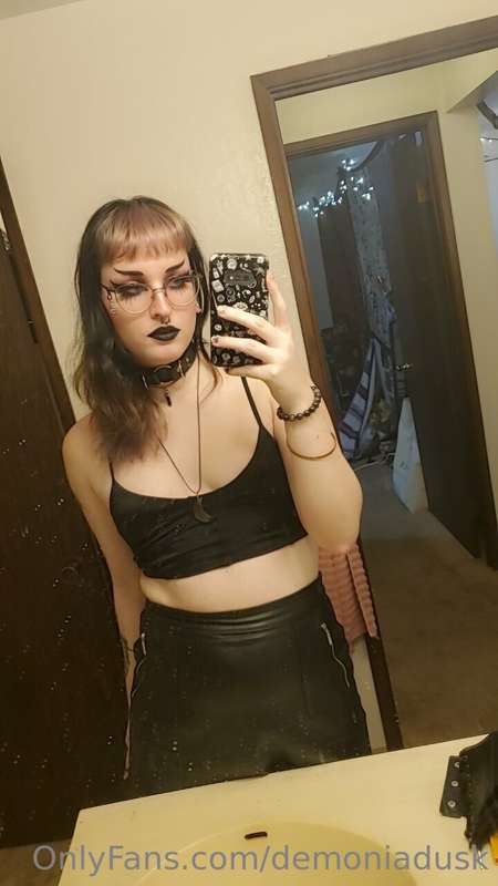 only hot girls have dirty mirrors 😌🖤