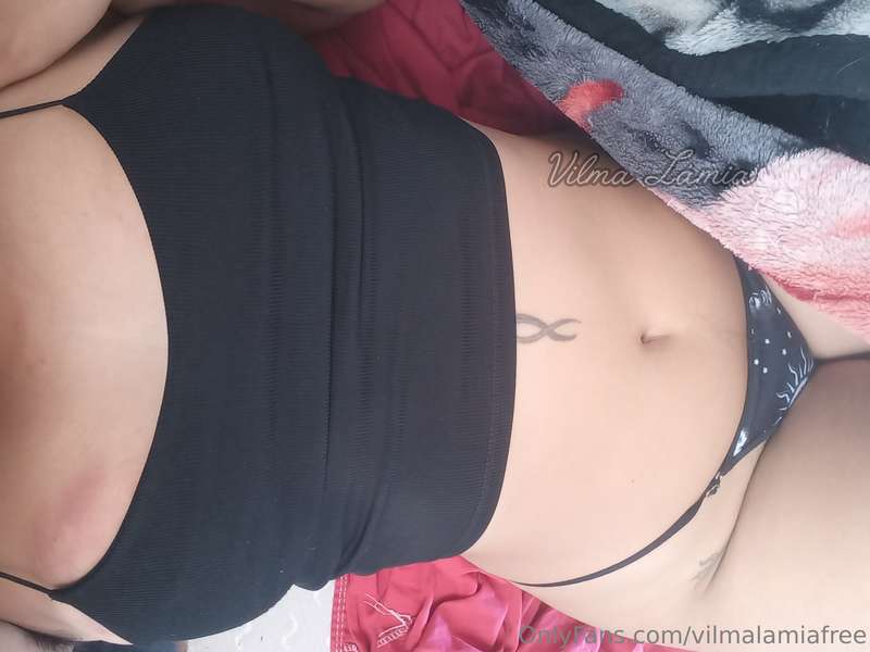Todo el dia en la cama hoy, me haces compañia?@Vilma_lamia $..