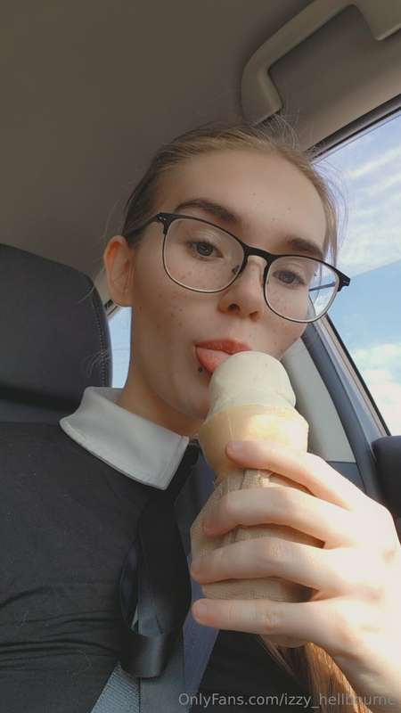 izzy_hellbourne image #2