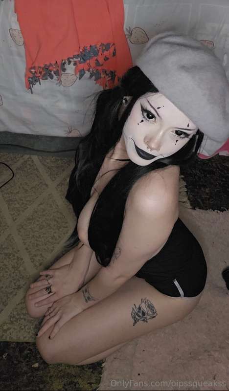 My lips are sealed 🖤