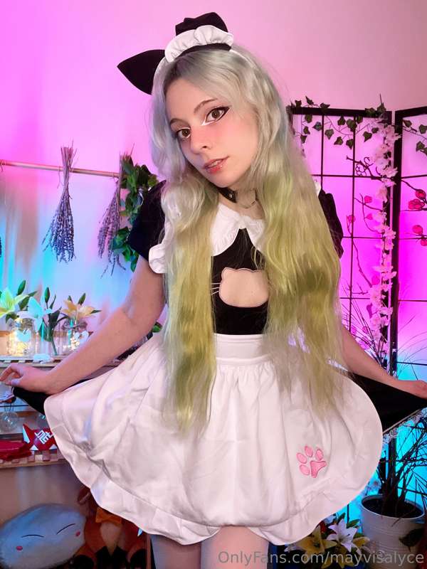 Are you a fan of skirt up pics? I maaay be posting some this..