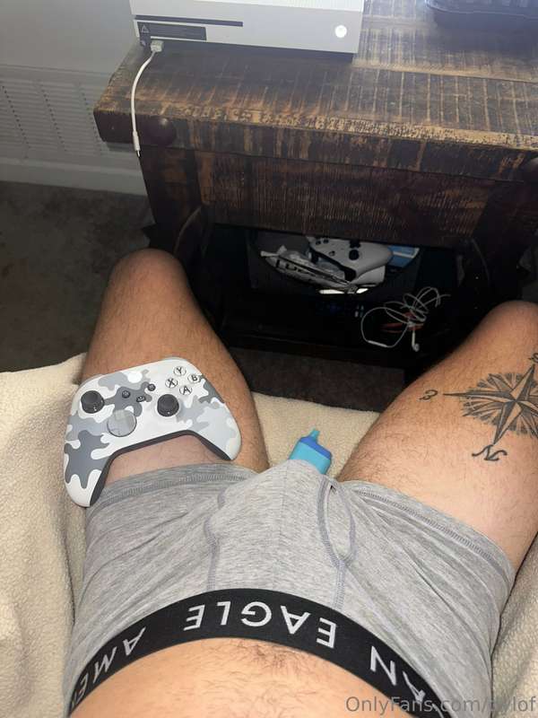 Who wants to watch me play Xbox 100% nude 😳