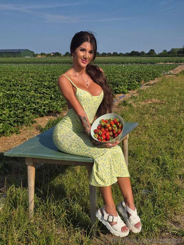 even OF models have to eat🙈