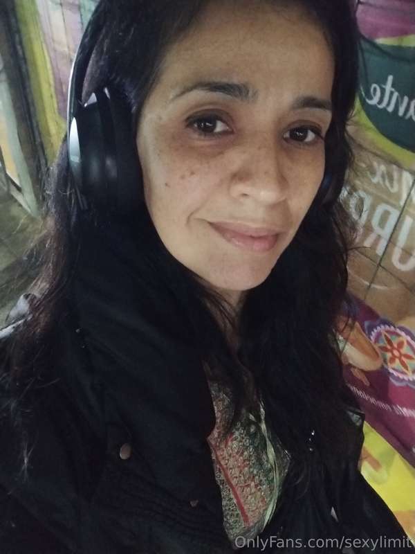 Walking around the city on a rainy day..🥰