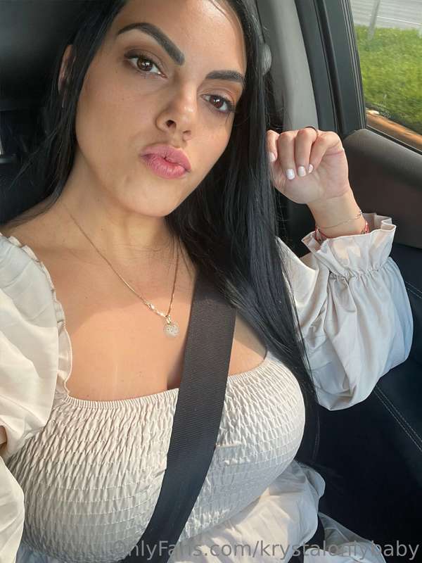 slutty @miaventuraxo cummin' your way. 😉😏  Subscribe for FRE..
