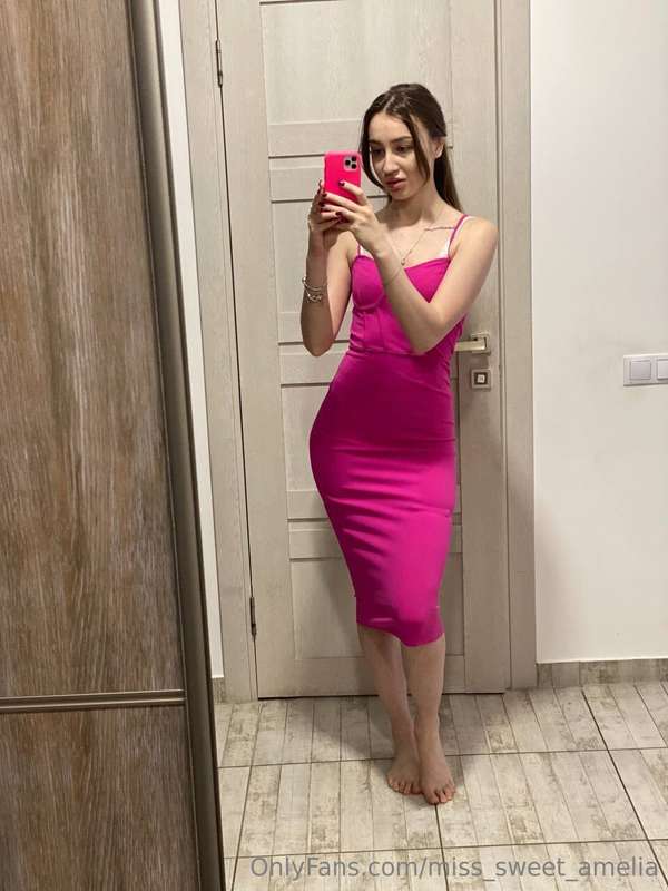 Getting ready for dinner in this stunning dress! 👗✨ Time to ..