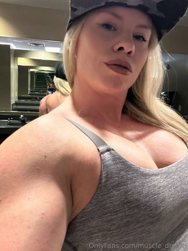 Want to see me flex and pose from this day? DM me I have a v..