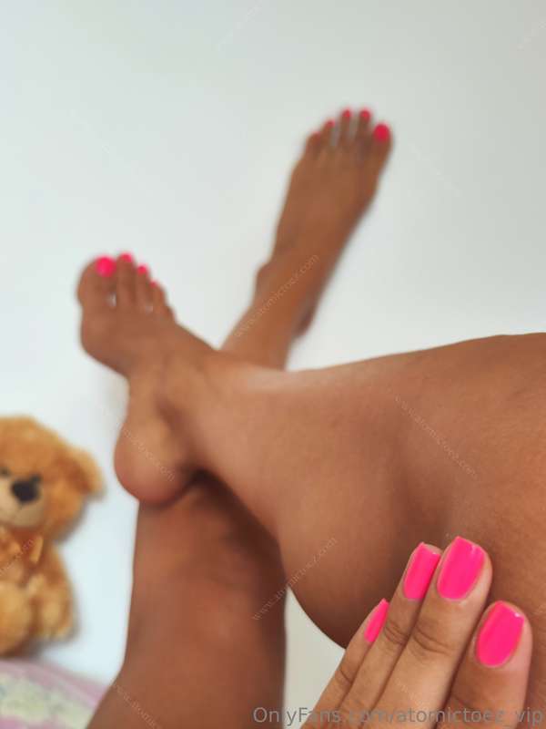 Pretty pink toes 💗