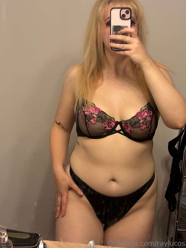 Every girl needs velvet and lace, don’t you think? 😉