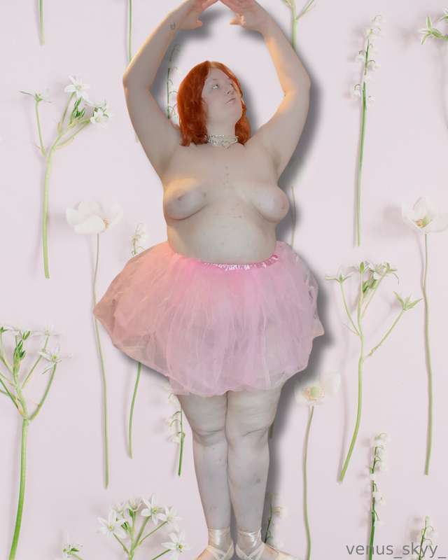 Swipe to see what this ballet dancers hiding 🙈 