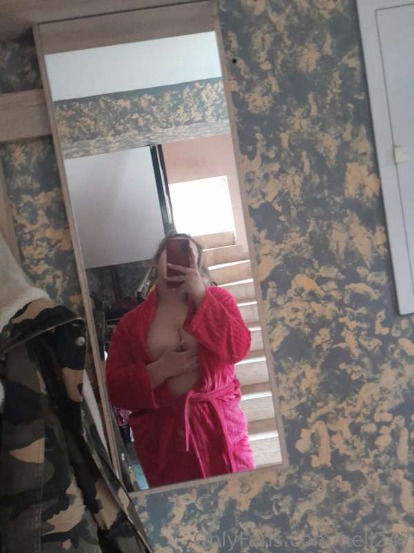 Ups mislim da mi se odvezo ogrtac😈🥵🙈