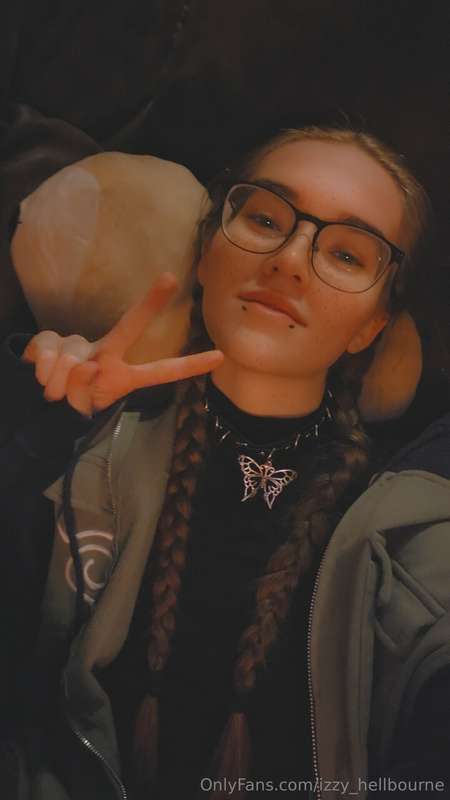 izzy_hellbourne image #0