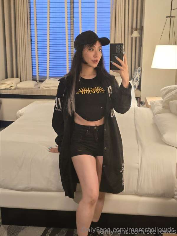 Do you prefer Mommy in casual looks or more dressed up?? 🤔