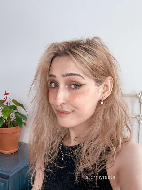 Rare hair down selfie + my butt lol