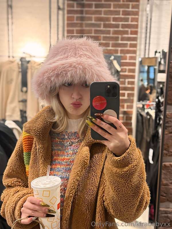 What do you think of this fluffy pink cuteness? 🎀👒 I’m debat..