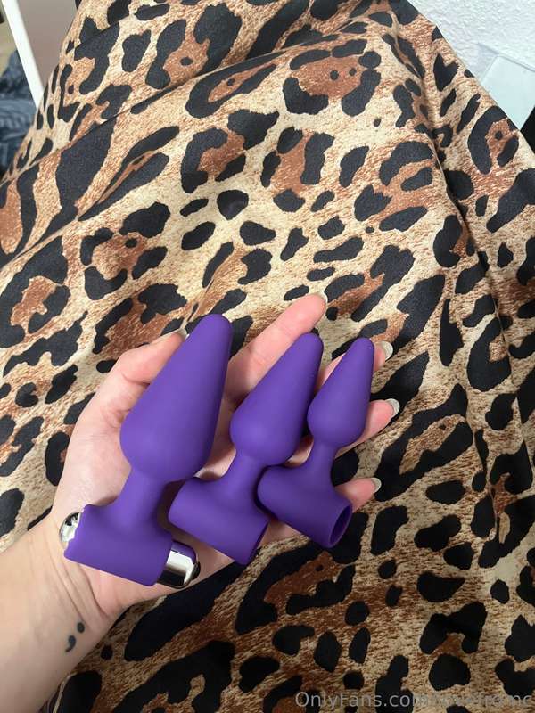 Just used these vibrating buttplugs to slowly stretch my ass..