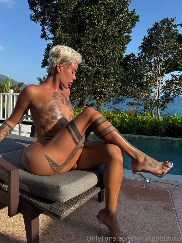 Need some help with the sun tan oil.. ALL uncensored pics, n..