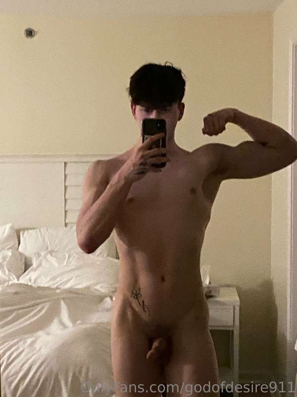 Mirror flexing 😚