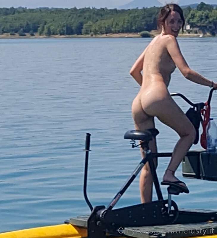 Lui si toglie il costume sull'hydrobike, lei lo vede e si sp..