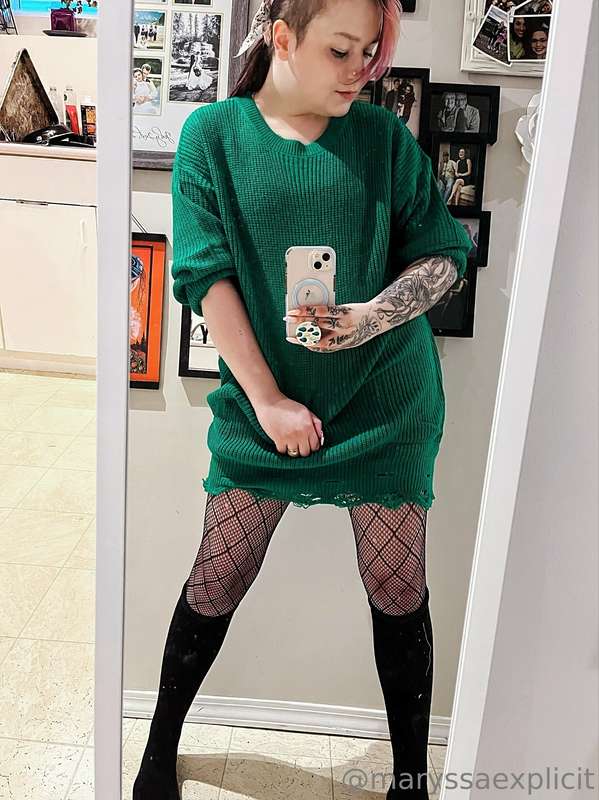 I got a new sweater 🥰 I think it is kinda funnn!
