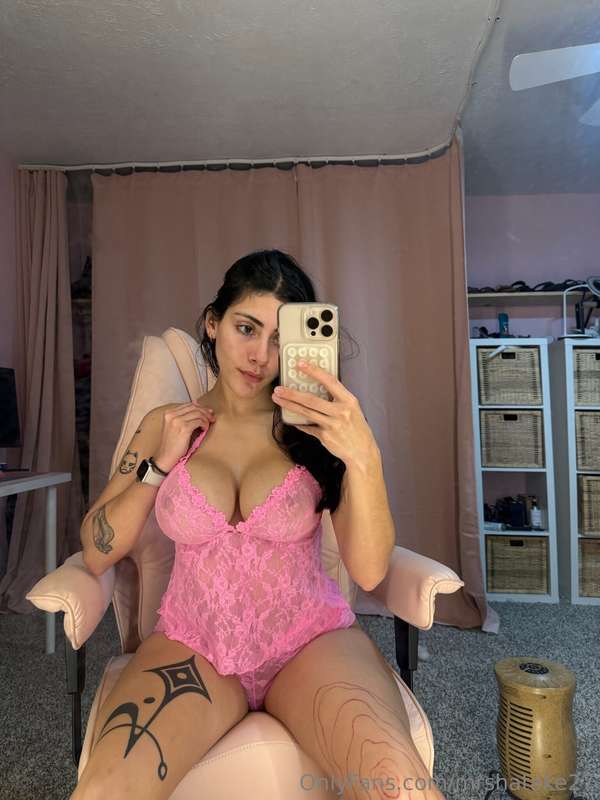 who wants to get into some troublee!?😈 lmk