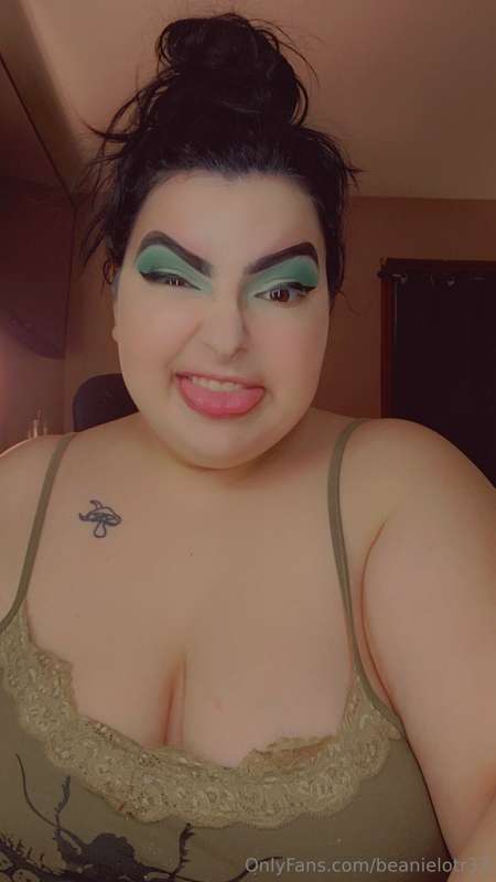 Did a cute makeup look with my new palette 💚🎄