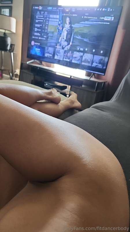 A lil nude gaming before the kid wakes up