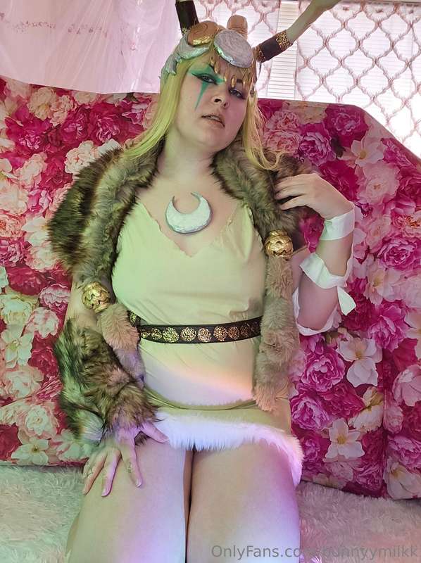 artemis from hades is the cosplay of the month!!