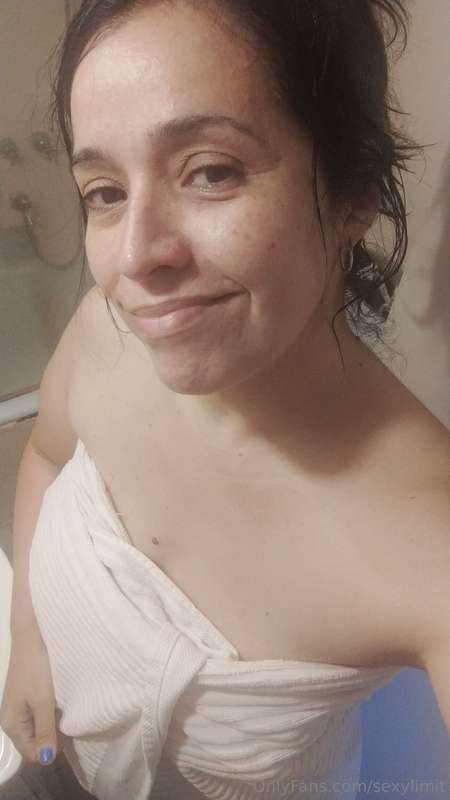 Already bathed...now to train at the gym..🏋🏻‍♀️♥️💪🏻🔥😏