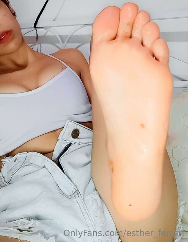 Pós vídeo chupando o pé limpando ele 😛

#podolatria