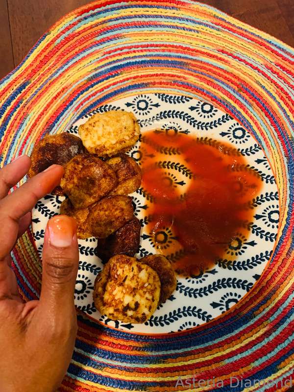 Can you guess what I’m eating??? Iykyk ❤️