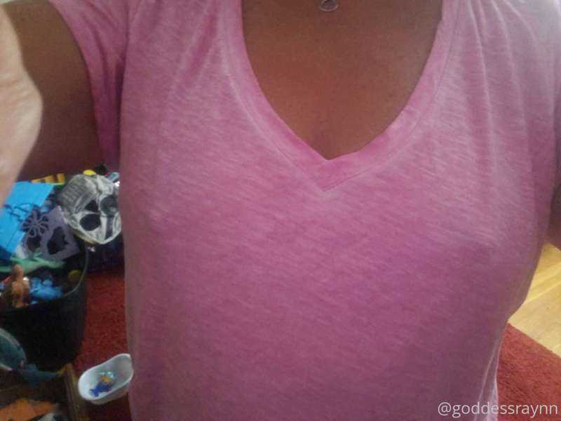 Good Thursday evening sexies💋a little boobie action for you ..