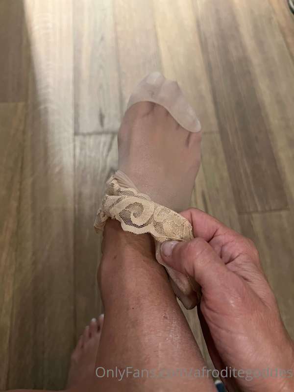 Mi aiuti a mettere le calze, sto per uscire che ne pensi dei..