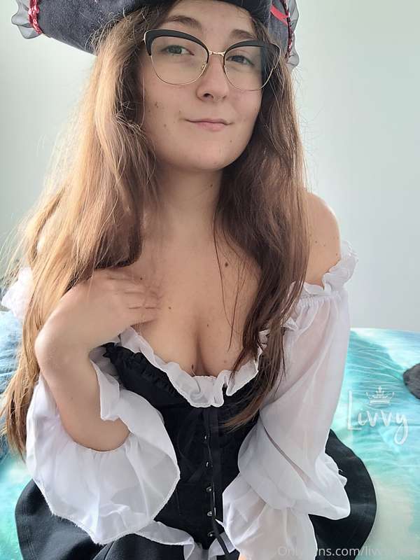 Do I make a cute pirate wench?