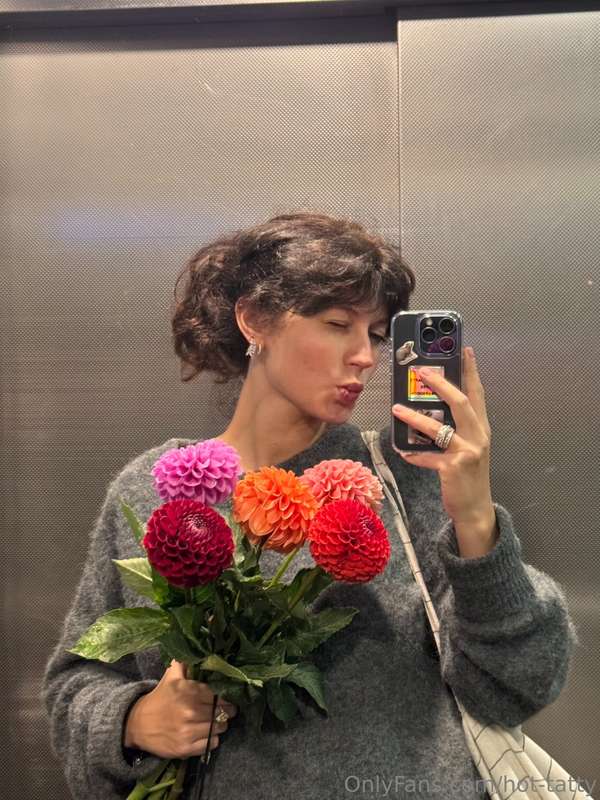 What catches your eye more — the flowers 💐 or the lips? 😘 Th..