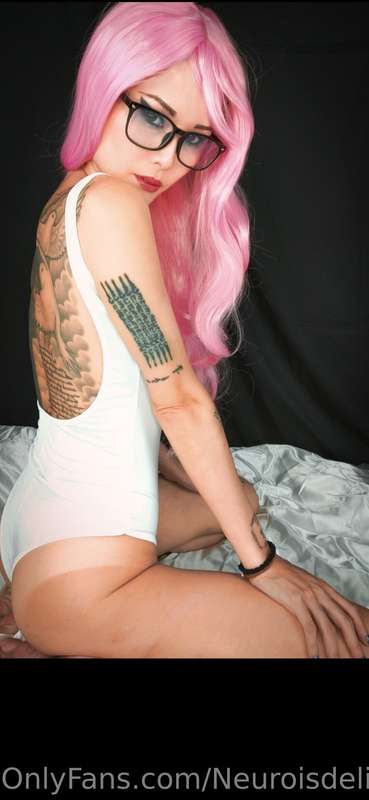 **🔥NEW🔥SKIMPY WHITE TANK TOP WITH HER FAVOURITE PINK WIG PHO..