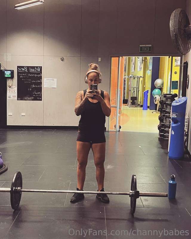 Who likes some thick thighs 😏