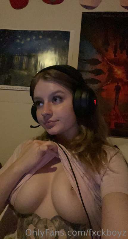 Tits out n gaming