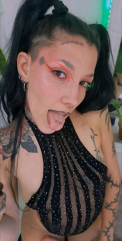 ✊🍆 QUEEN OF FLUIDS   @YOURSEXYYDOLL NEEDS YOUR COCK TO SQUIR..