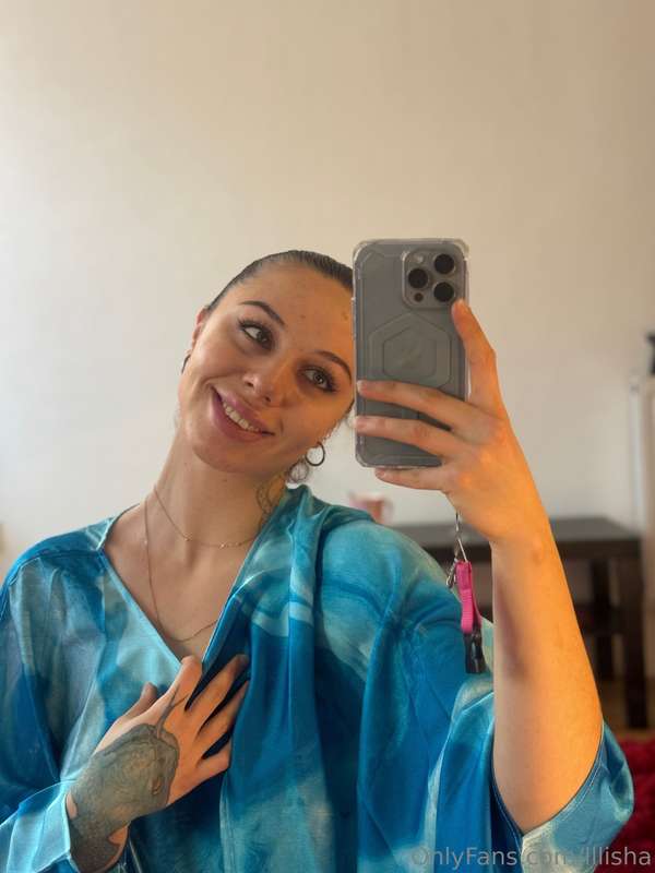 Happy face does not need any make-up 😊 if only....💦💦
