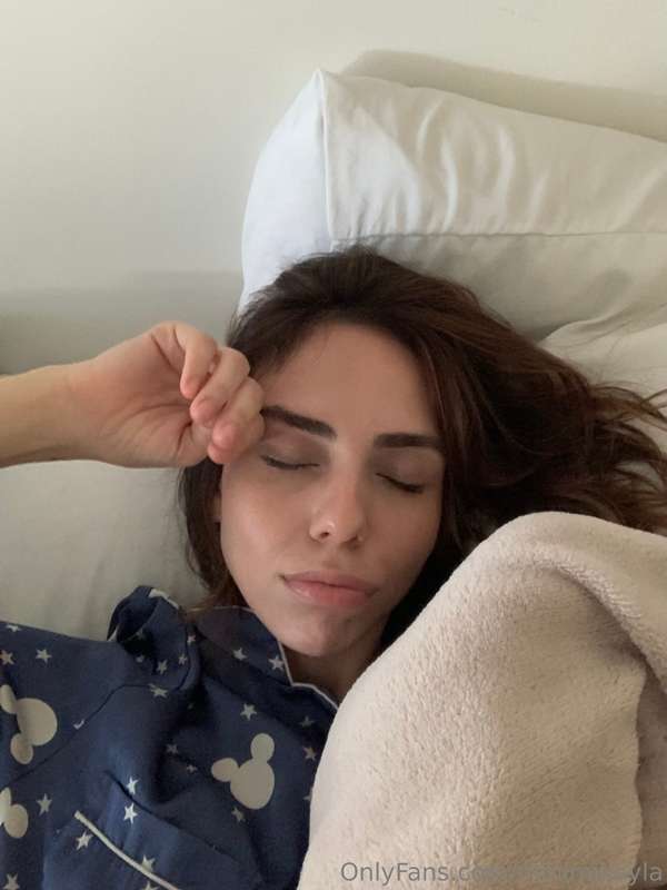 just one more minute in bed… monday can wait, right?