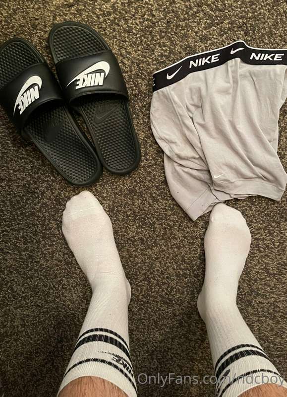 Naked with socks on xx Tip 5$ if you want to get some hot pi..