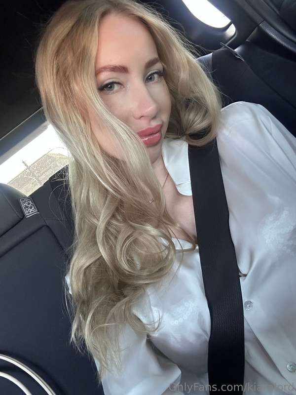 Hullámos vagy egyenes hajjal dugnál meg inkább? 😗