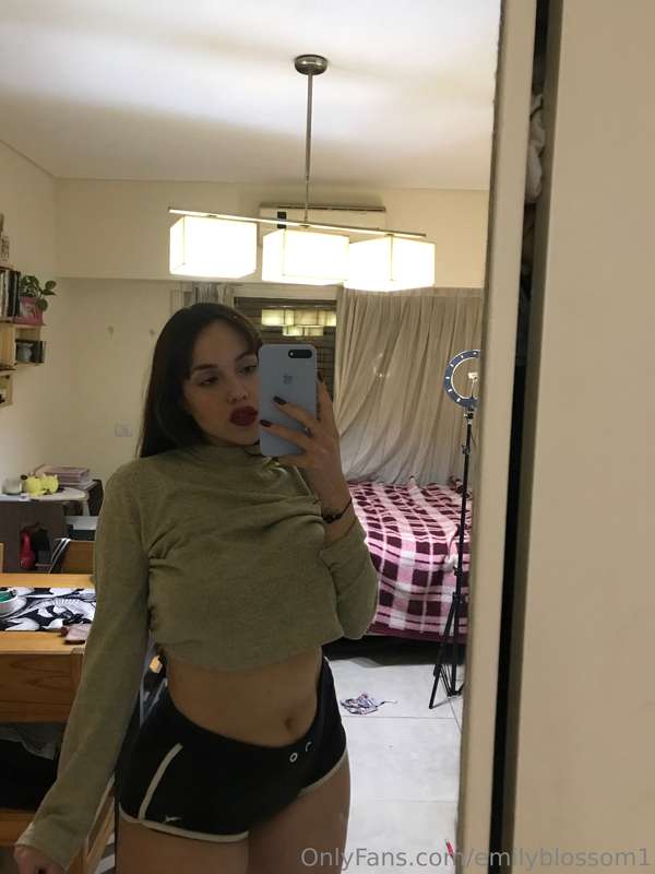 I feel very pretty today🍓, what do you think of my new sweat..