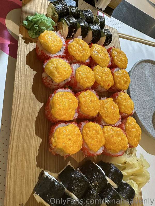 Mmmmm 🤤 Yummy! 
Do you prefer to taste sushi or me first??😼