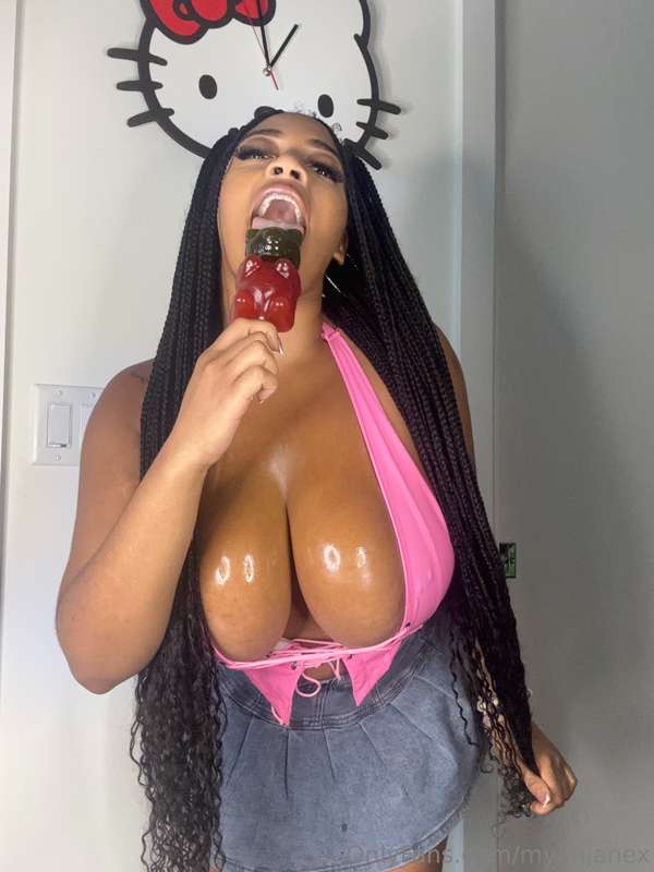 Can your 🍆 fit in there?🍆🥵